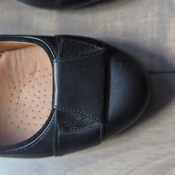 Clark's Size 6.5 Black Leather Heels - Picture 3 of 12